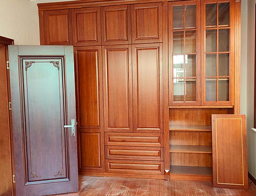邢台中式家庭装修里定制的实木衣柜效果图